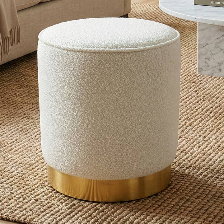 Pouf en tissu bouclé blanc Aysel avec base à accent doré pour la vente par Glamour Home