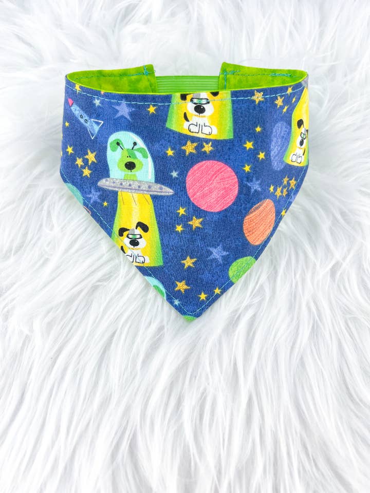 Alien Pup elastische hondenbandana voor wholesale door Blonde Sausage Co.
