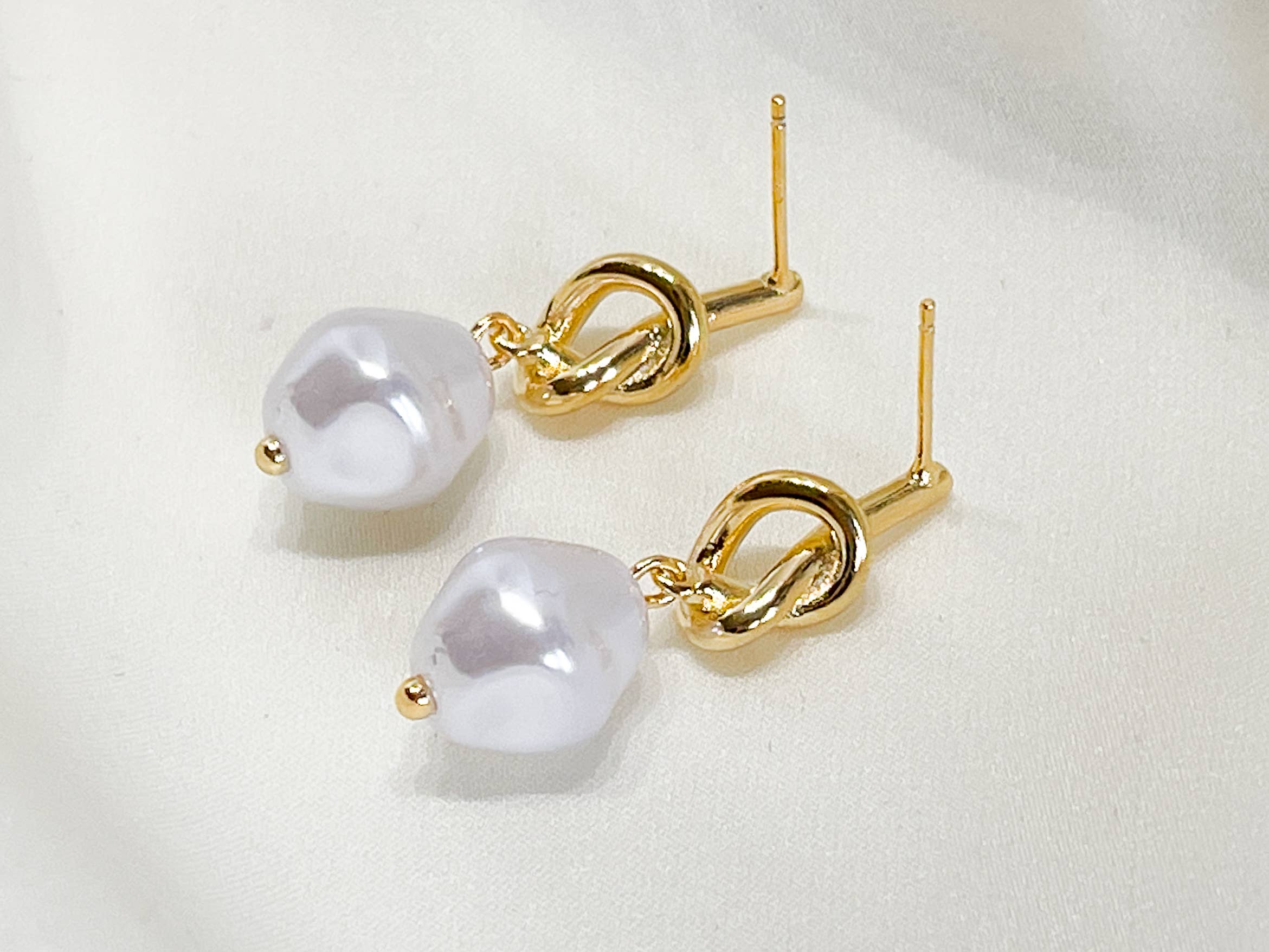 Melange Blanc – wholesale Dangle earrings – E161 love knot pearl dangle earring, knot earrings, dangle10