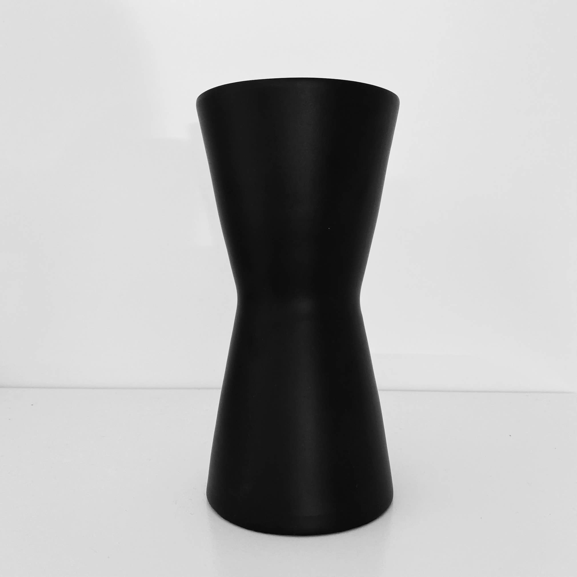 theHOMEmind – wholesale Vas – Matt svart vas2