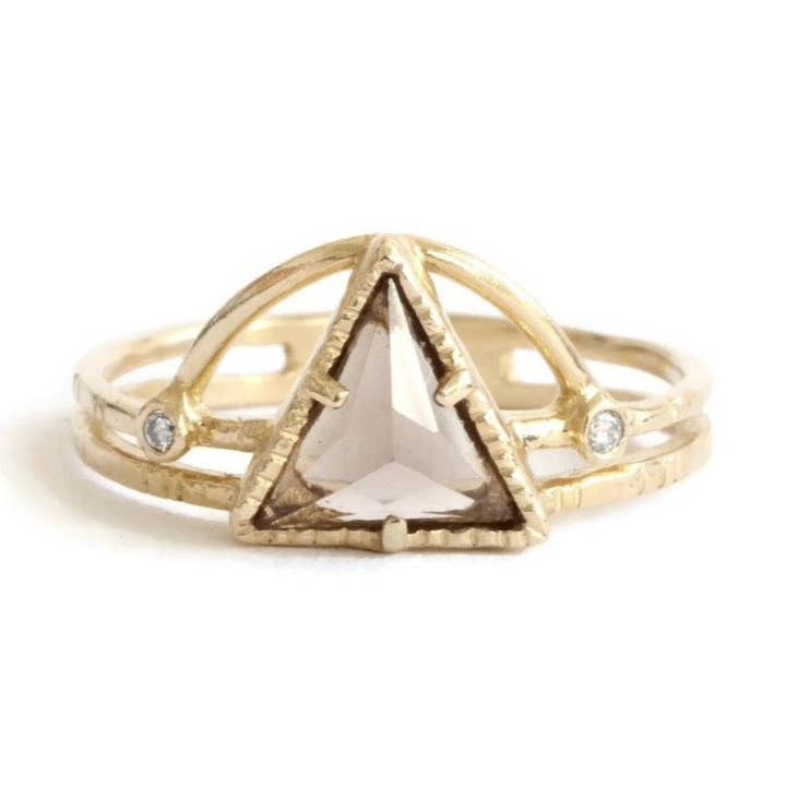 Großhandel Power Triangle Ring - Champagner - R083YG für den Großhandel von Linn.