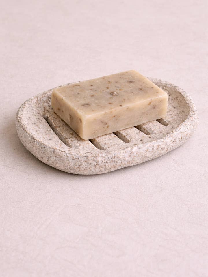 Handgemaakt organisch zeepbakje van witte chamotteklei voor wholesale door veronicaruizceramica