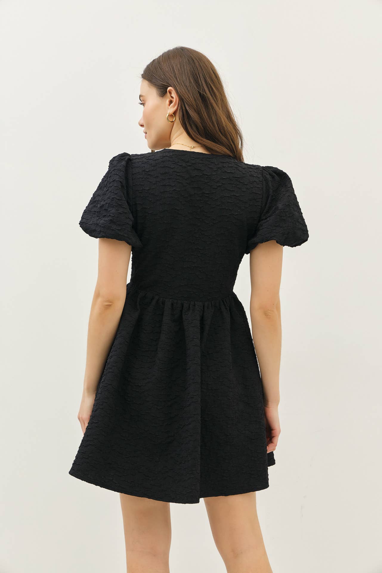 idem ditto – Großhandel Kleid – Damen – Mini-Kleid mit Bubbel-Textur, Schleifen-Detail vorne und Puffärmeln26