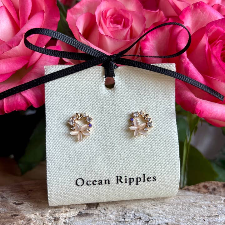 Orecchini a Ghirlanda di Fiori Placcati in Oro 14ct per la vendita all'ingrosso da parte di Ocean Ripples