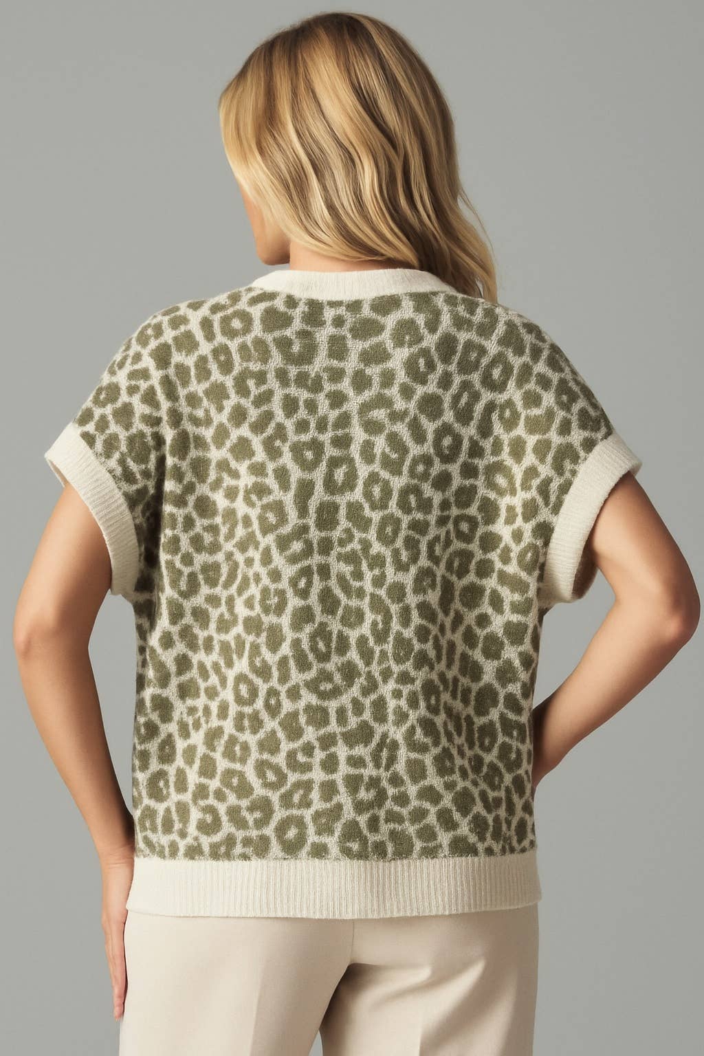 Afinity - Vendita all'ingrosso Cardigan - Donna - Cardigan smanicato con stampa leopardata AP1101