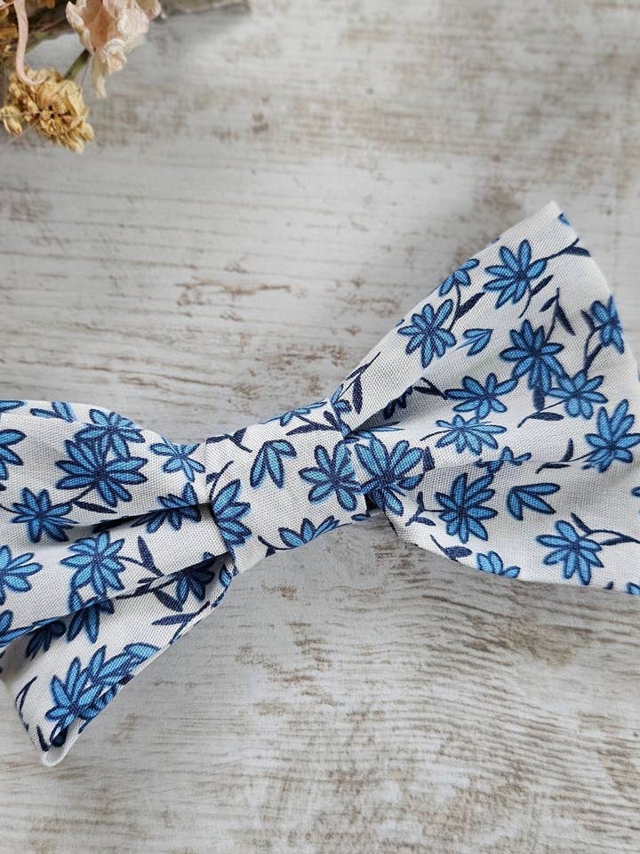 Gravata branca Liberty com flores azuis por atacado de Atelier Tatice