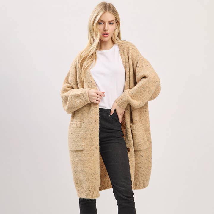 Cardigan lungo con bottoni frontali, morbido, accogliente e oversize. per la vendita all'ingrosso da parte di Sensibling Corp.
