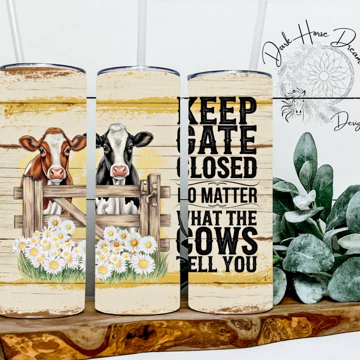 Halten Sie das Tor geschlossen - Kuh-Thema - Bauernhoftier-Becher für den Großhandel von Dark Horse Dream Designs LLC