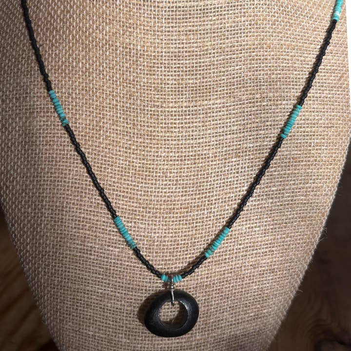 Ciondolo in Pietra Nera con Perline Nere e Turchesi Collana 18" per la vendita all'ingrosso da parte di Betsy Bauer Studio