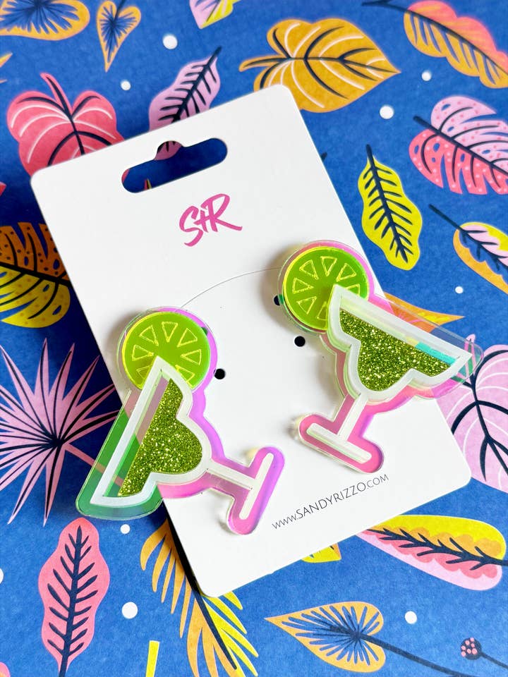 Clous d'oreilles en verre à margarita en acrylique vert et jaune pour la vente par Sandy + Rizzo