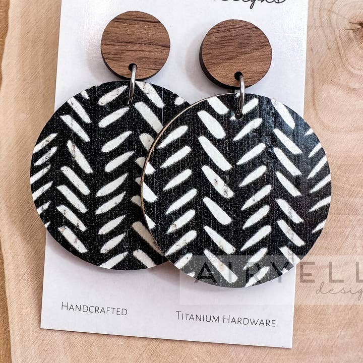 Abstrakte Boho Lines Cork + Læder Træ Runde Øreringe for engroshandel hos Airyelle Designs