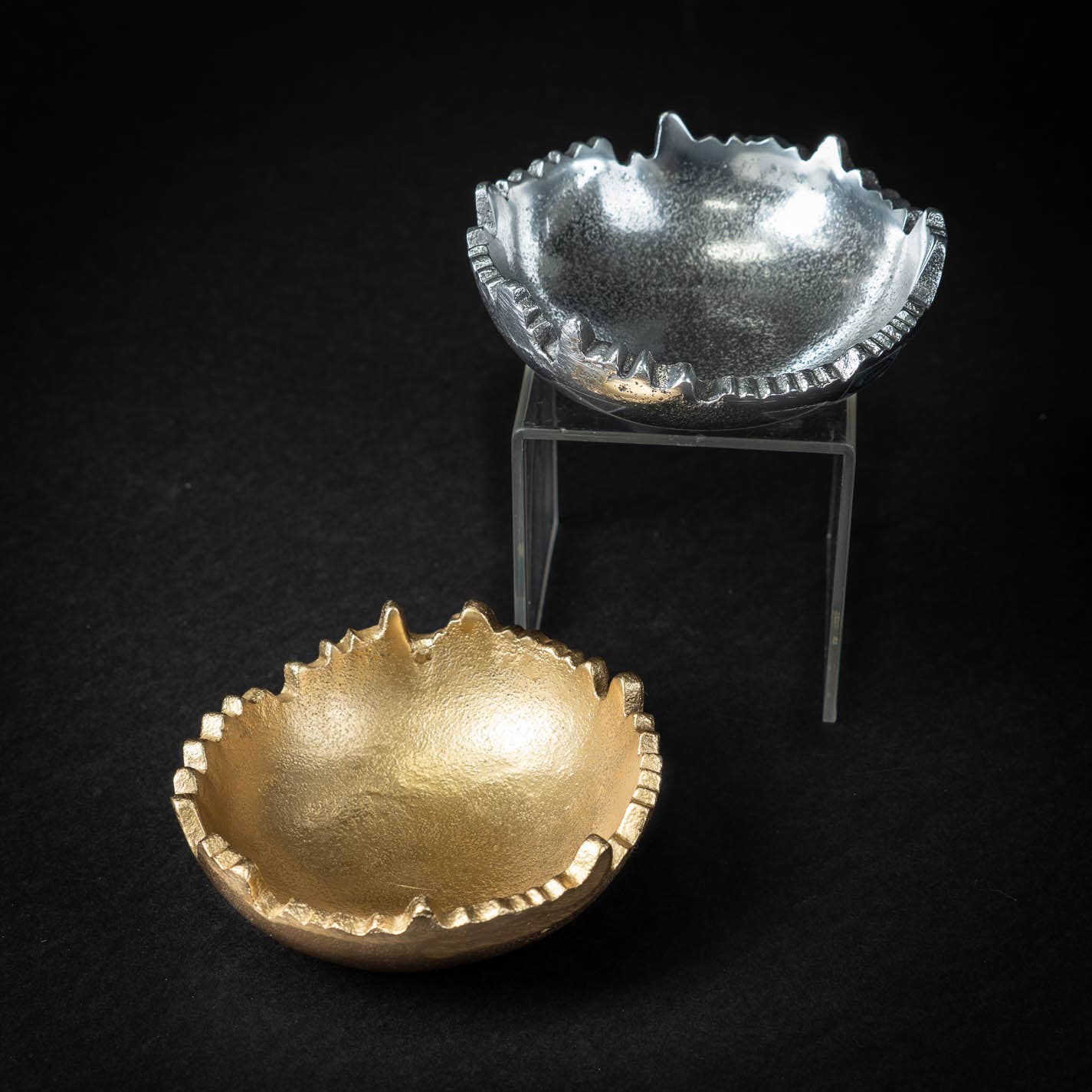 India Handicrafts Inc - Vendita all'ingrosso Ciotole/Piatti decorativi - Ciotola rotonda con bordo strappato in alluminio testurizzato, S6