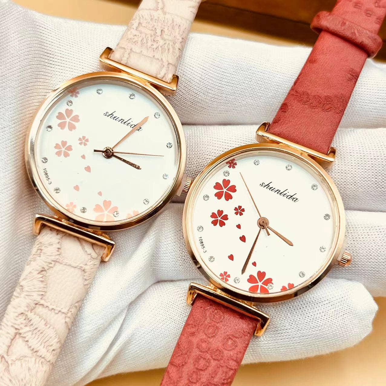 WoodWristCo - Vente Montre – femme - Montre femme classique rétro à bracelet en cuir6