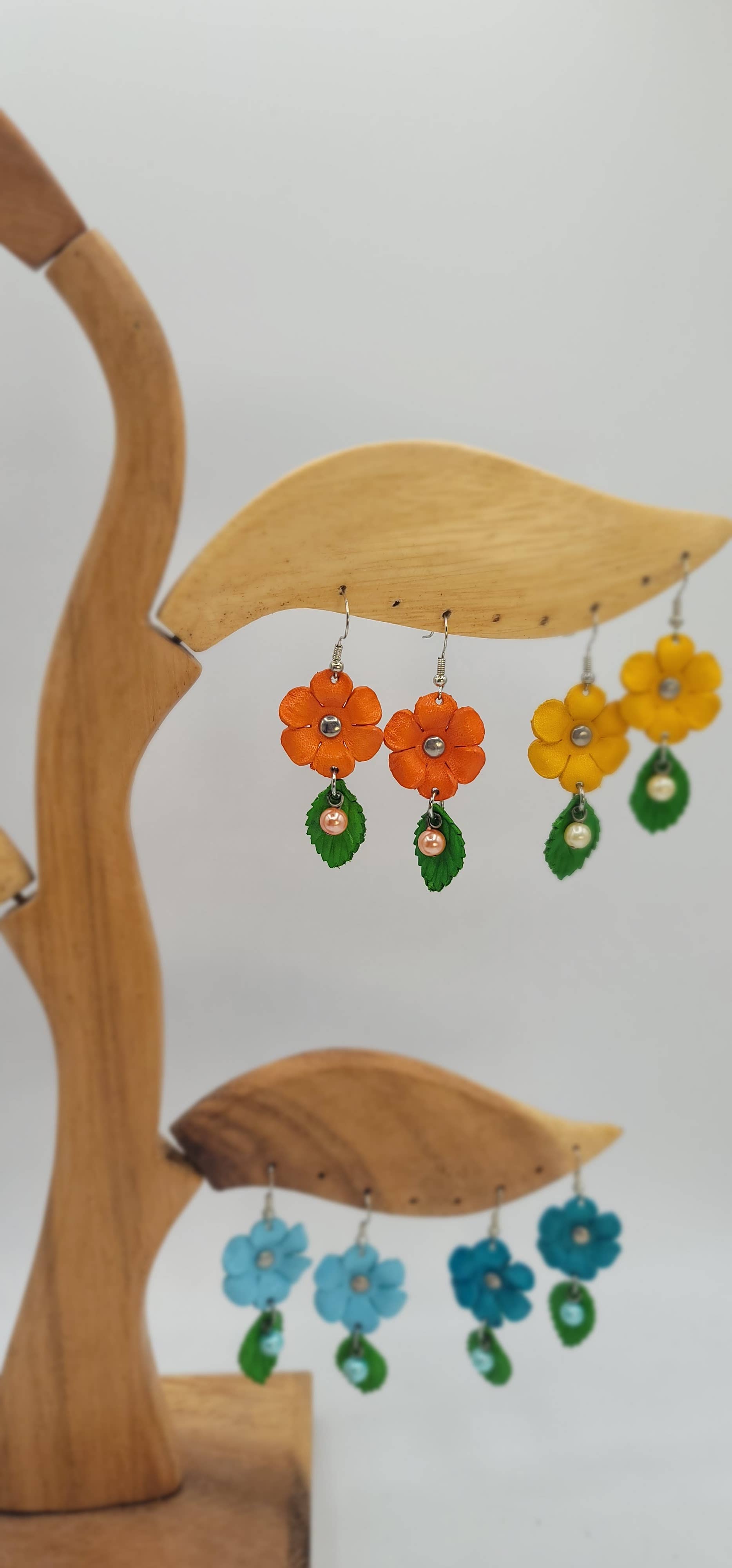 Sunflower Handmade leather inc – wholesale Hängande örhängen – handgjorda läderblomörhängen i olika färger4