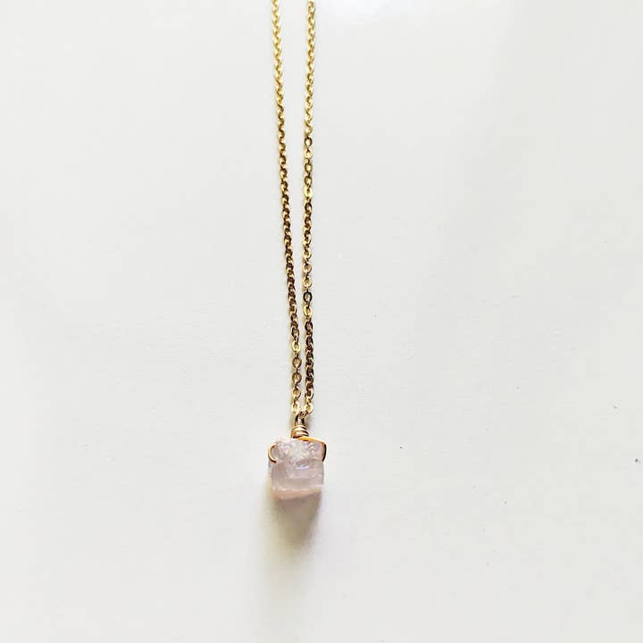 Collier en forme de goutte en quartz rose brut pour la vente par Peerless Charm