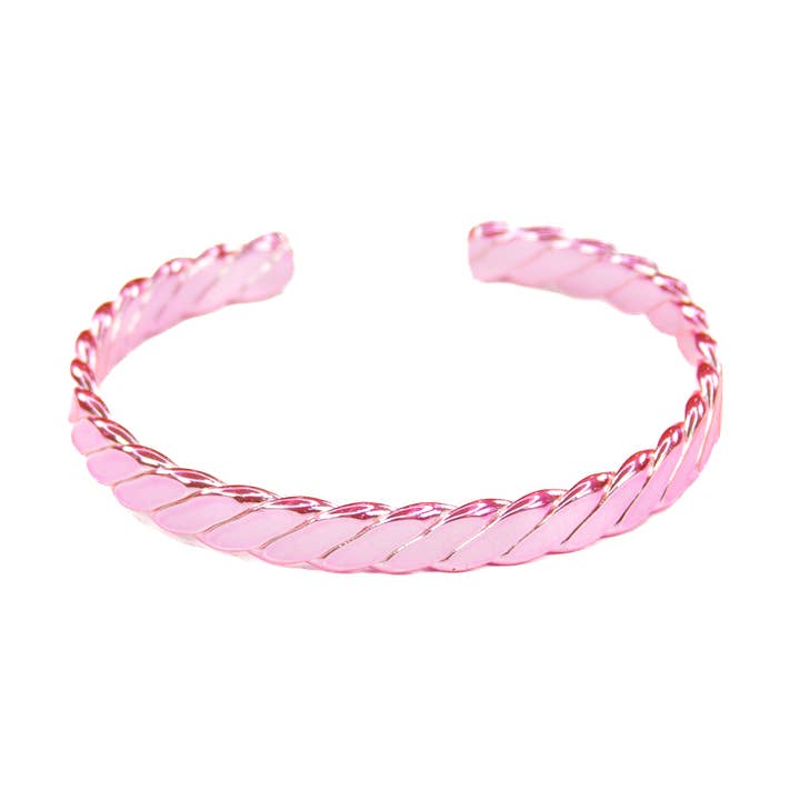 Metallisk Lyserød #9 Twisted Flat Cuff Armbånd for engroshandel hos Savvy Bling