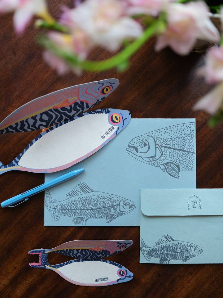 Carte de vœux en forme de maquereau pour la vente par East End Press