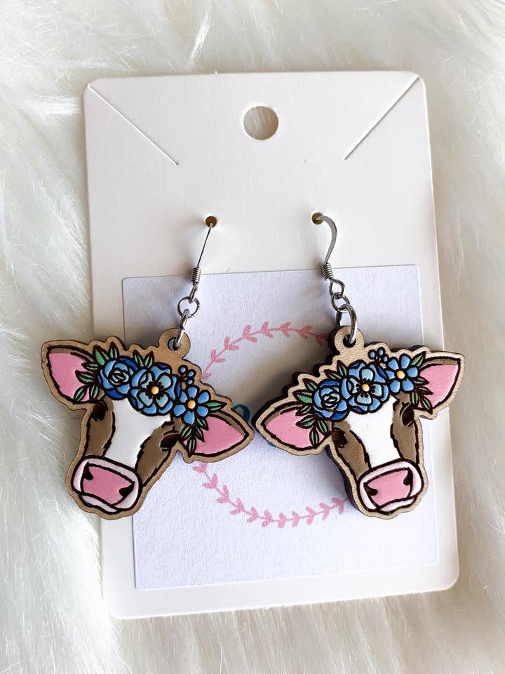 Vache brune avec couronne de fleurs pour la vente par 269 Design