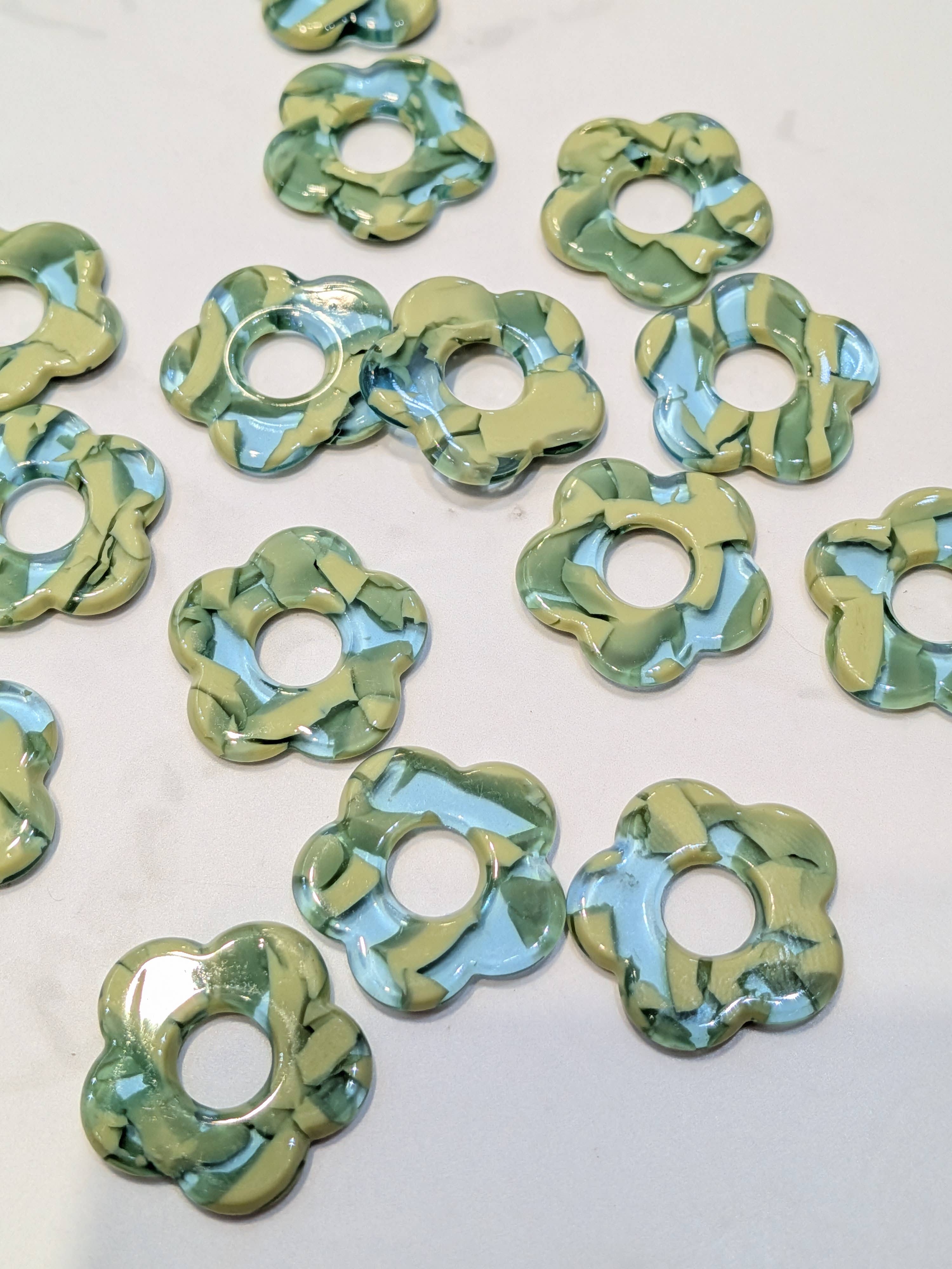 LOLO & YAYA – wholesale Emergency response charm – Flower pendant 2cm, 1.5O euros / u23