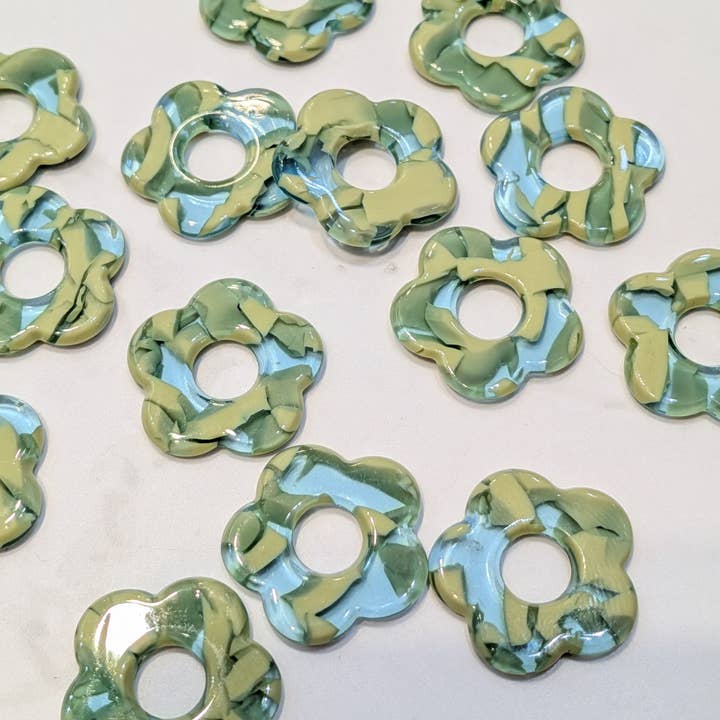 LOLO & YAYA – wholesale Emergency response charm – Flower pendant 2cm, 1.5O euros / u23