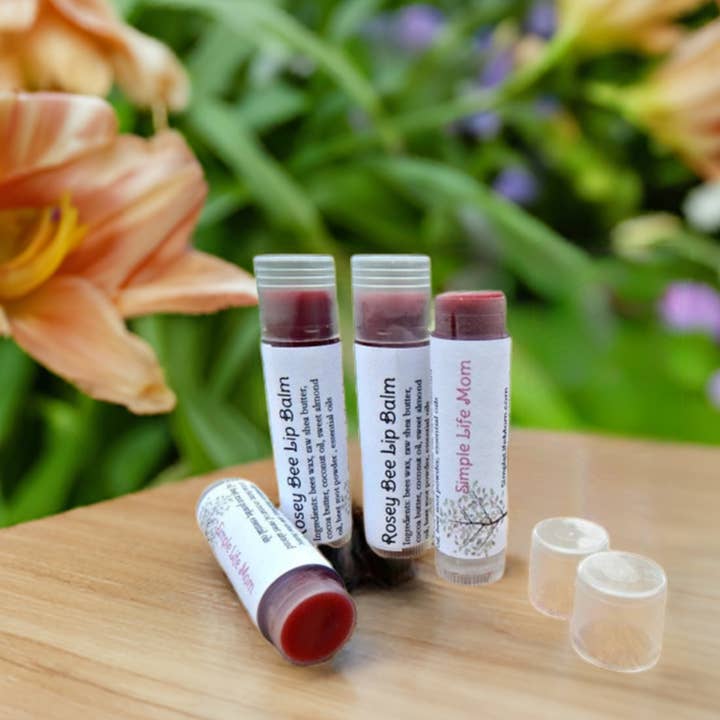 Simple Life Mom - Vendita all'ingrosso Burro di cacao - ROSEY BEE BALSAMO LABBRA - balsamo labbra naturale, colorato di rosso con olio essenziale di menta piperita, idratante colorato per labbra rosse, tinta per labbra2