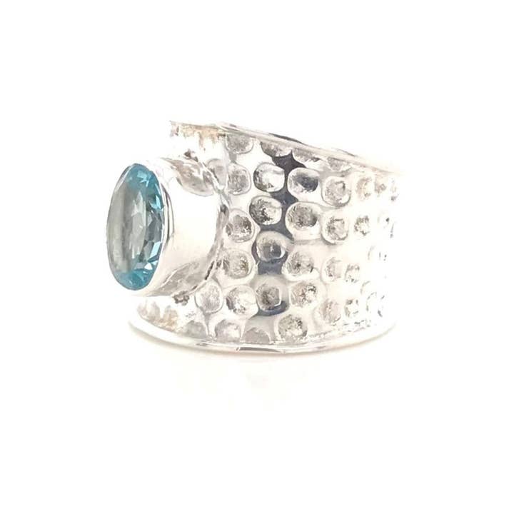 Gem Bazaar Jewellery – wholesale Cocktail/Statement Ring – Kravatring i hamrad sterlingsilver och blå topas