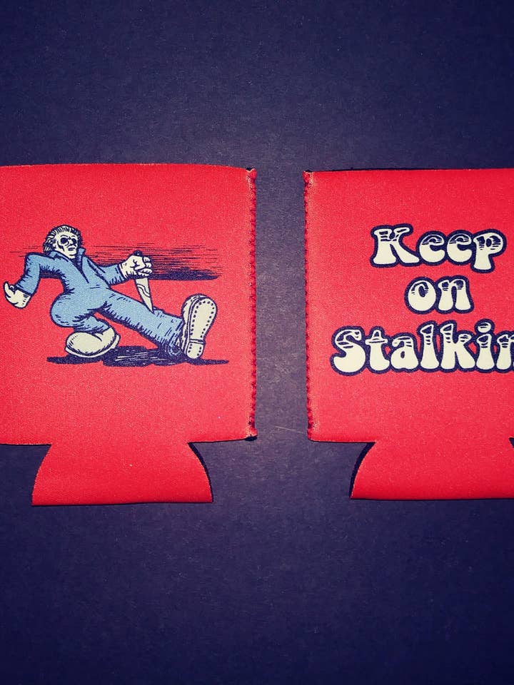 Koozie - Fortsätt Stalkin” för wholesale av GOBLINHAUS