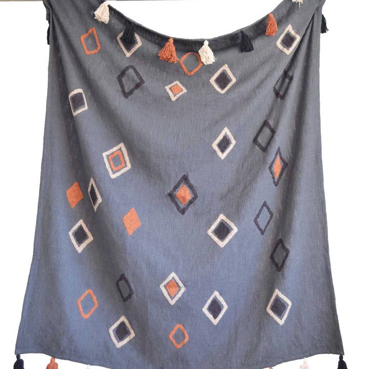 Manta copetudo gris borlas de diamantes naranja bohemio para venta al por mayor de Designs Emporium