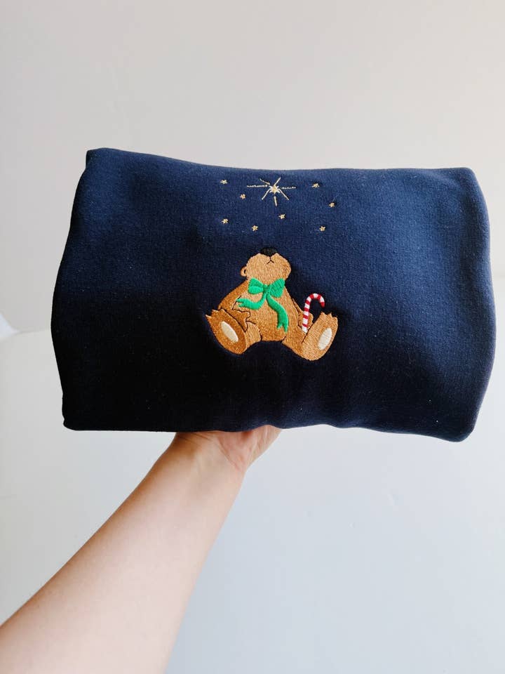Felpa ricamata Stargazing Bear per la vendita all'ingrosso da parte di Molly Louise Shop