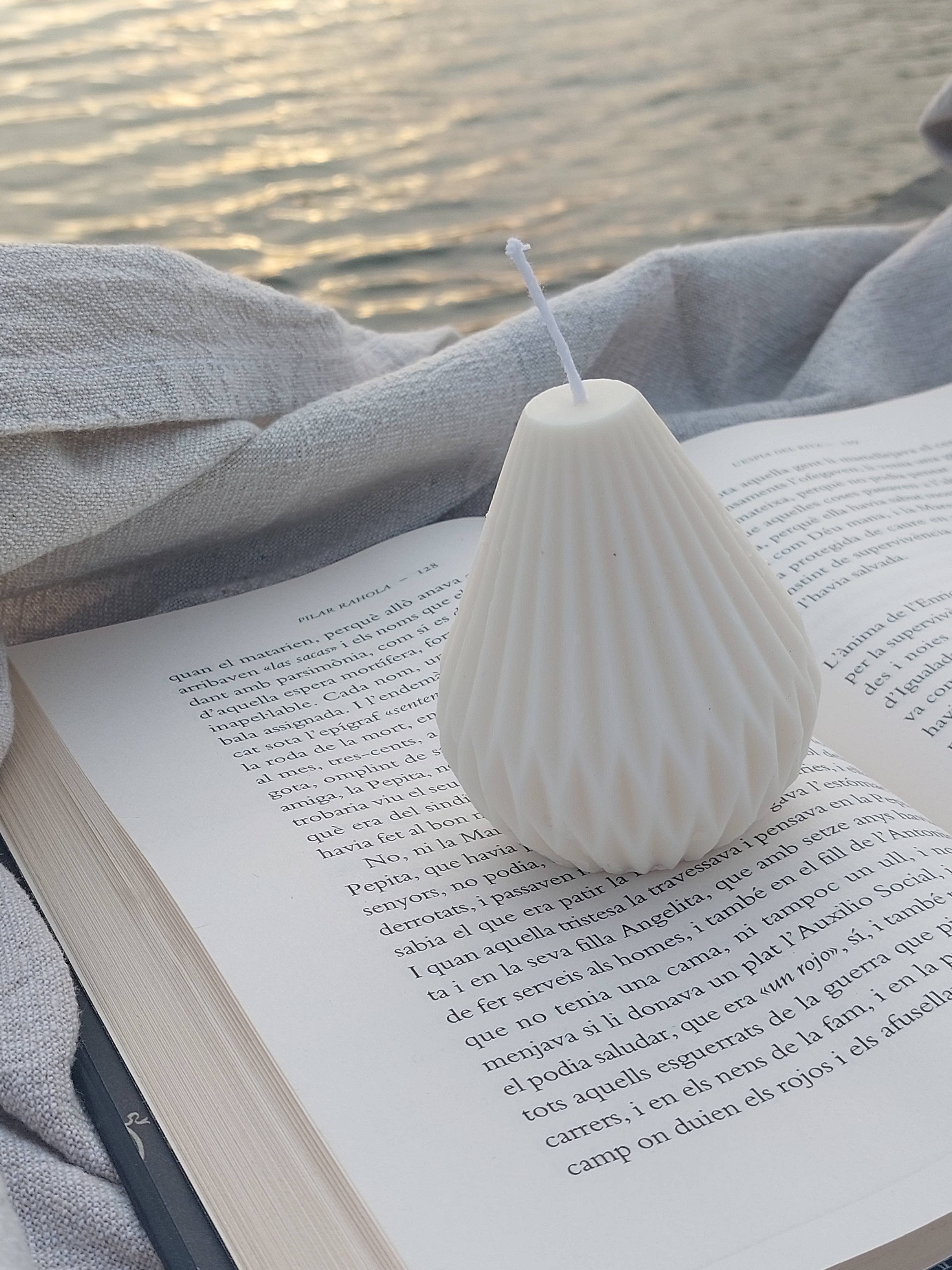 Your Nice Things - Candles - - Venta al por mayor Velas de diseño llamativo - Vela decorativa de cera de soja pilar geométrico (pequeña)2