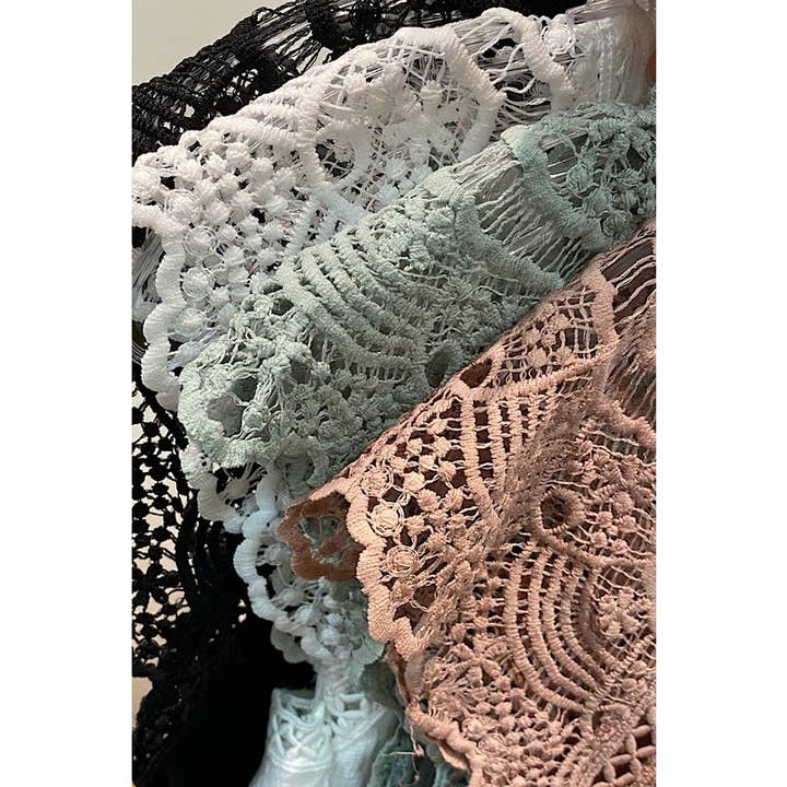 Curve Market - Vendita all'ingrosso Camicetta - Donna - CAMICETTA CON CARRÉ IN PIZZO ALL'UNCINETTO TAGLIE FORTI3