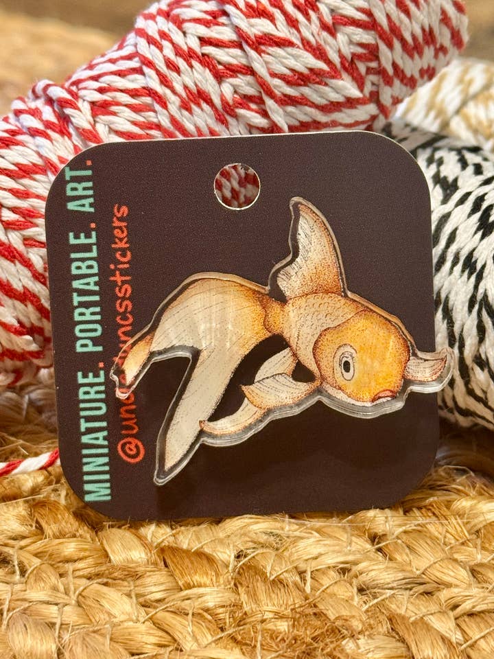 Goudvis Acryl Pin voor wholesale door Uncle Dunc's Sticker Shoppe