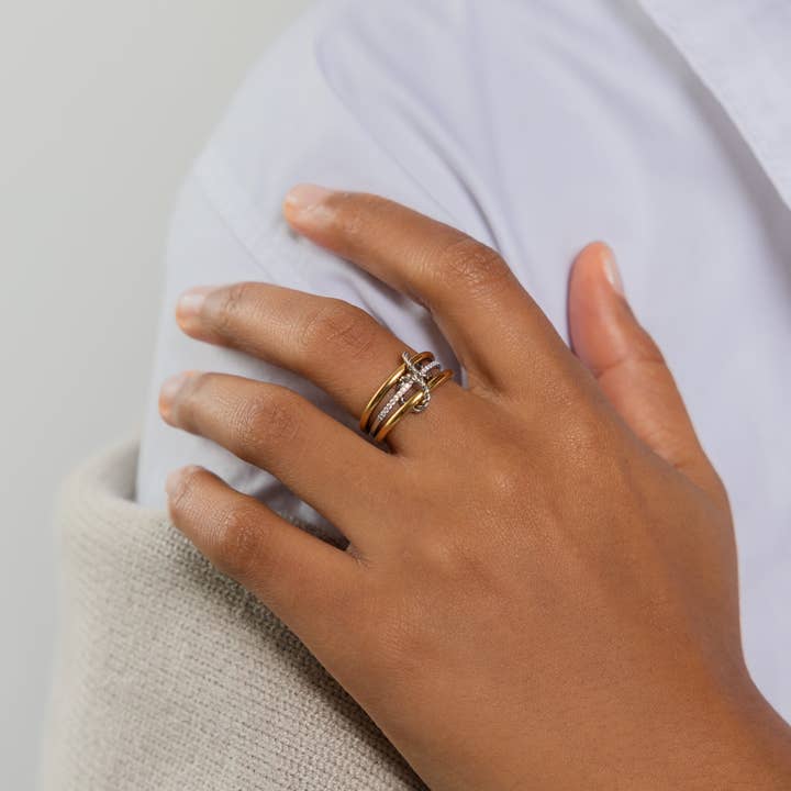 Brenda Grands Jewelry – Großhandel Band/Stapelring – Wasserdichter dreifacher Bandring in zwei Tönen3