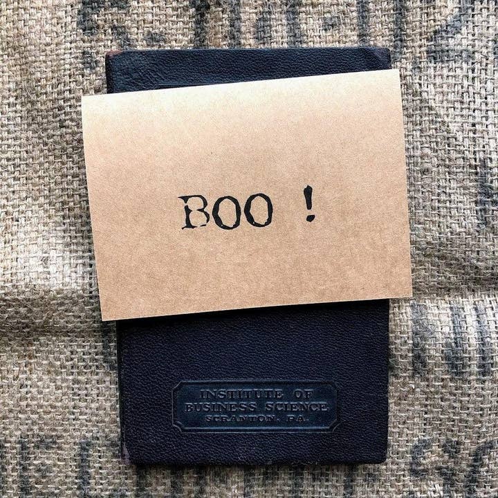 HUÉ ! carte de vœux d'Halloween en police de machine à écrire pour la vente par Alison Rose Vintage