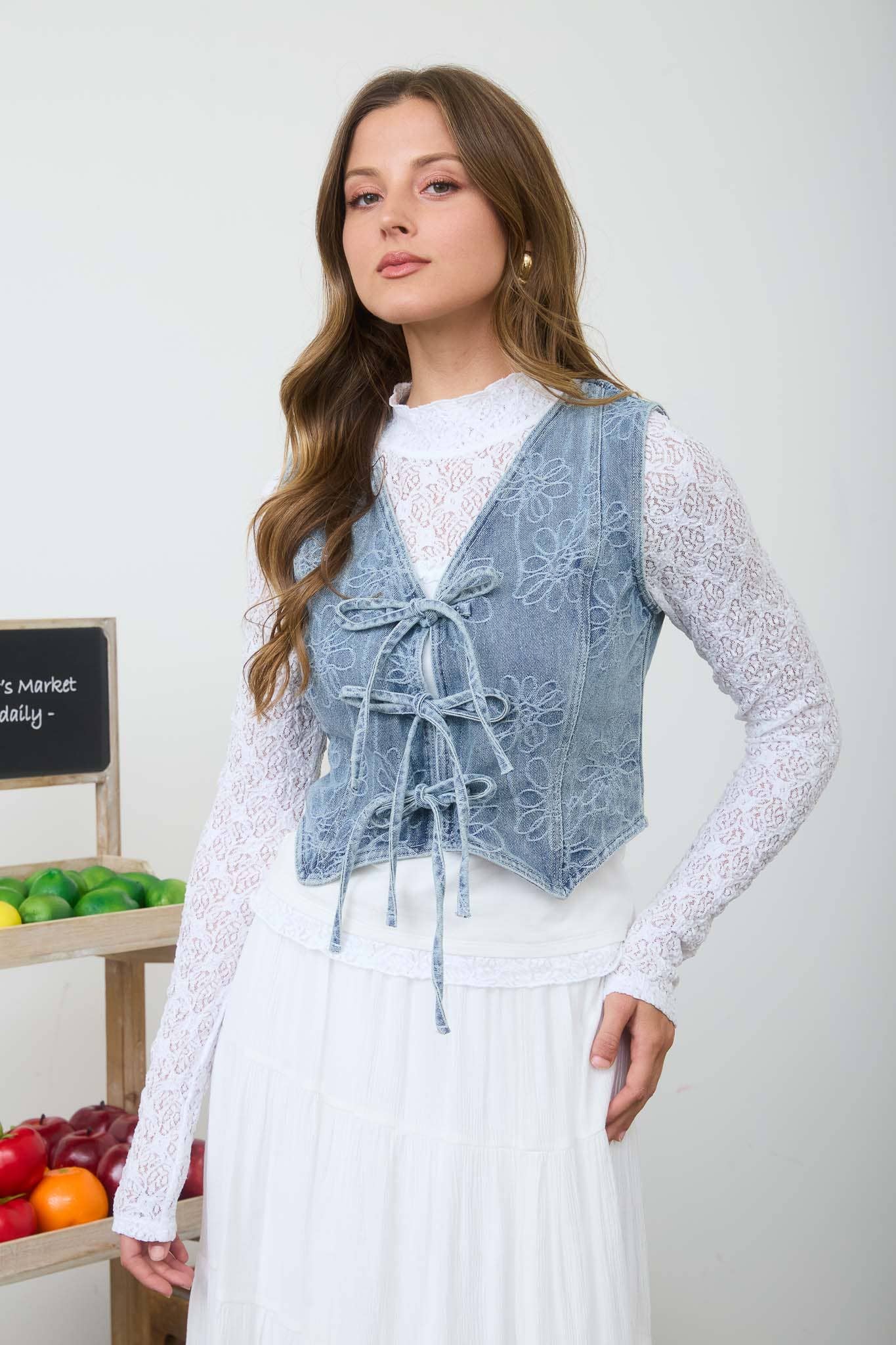 DENIM GILET À NOUER DEVANT EN DENIM DÉLAVÉ À MOTIF FLORAL en vente sur Faire3