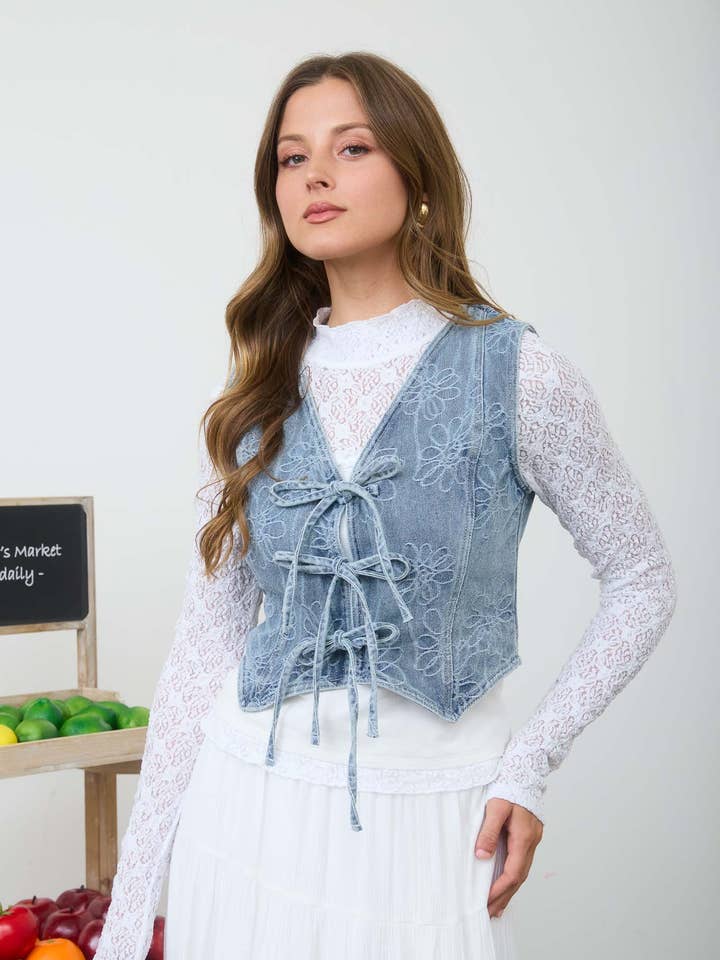 DENIM GILET À NOUER DEVANT EN DENIM DÉLAVÉ À MOTIF FLORAL en vente sur Faire3