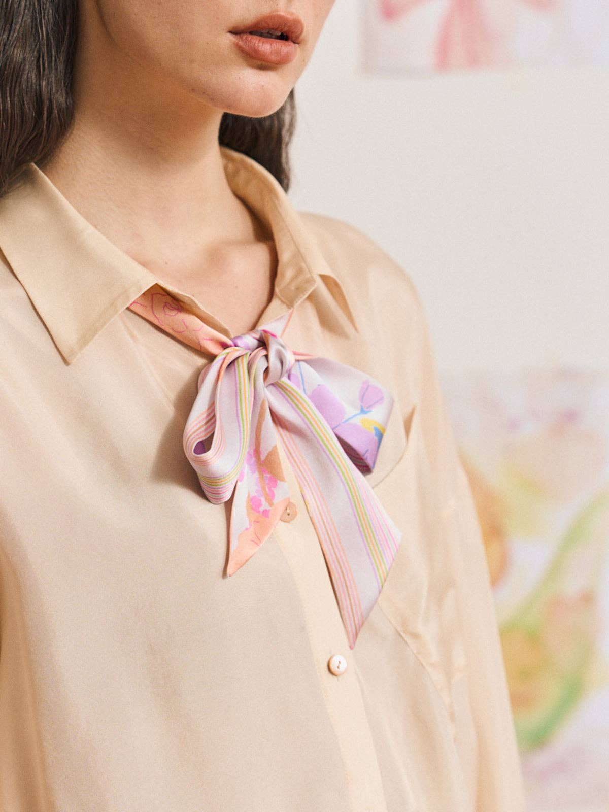 Rosa Schmaler Seidenschal „Frida's Garden“ mit Muster von FRIDA X LOST, Rosa für den Großhandel auf Faire2