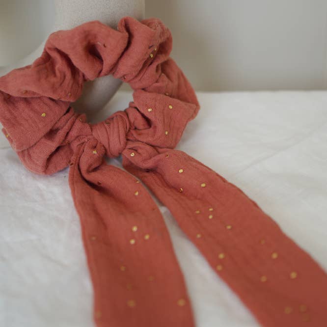 Lazo Chouchou Lina Rosa Marsala con lunares dorados para venta al por mayor de Bohomane