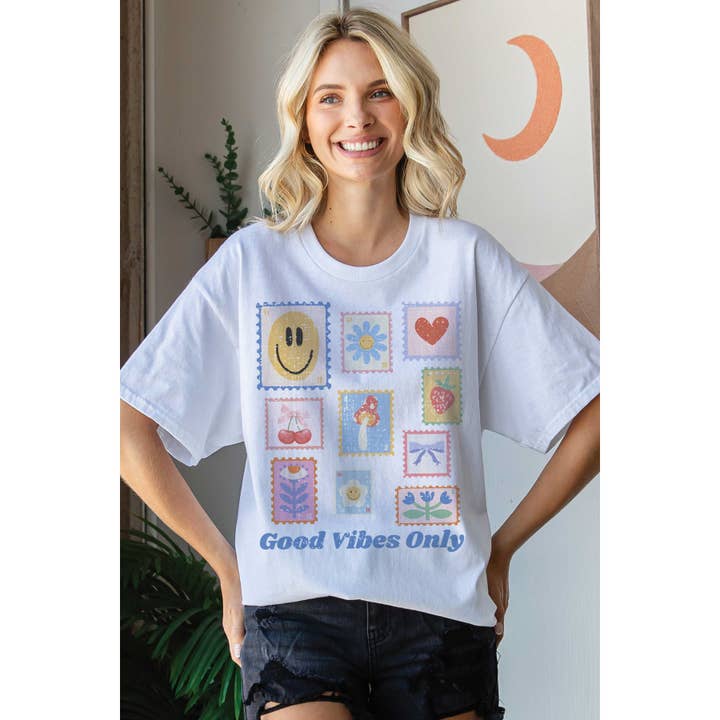T-shirt graphique surdimensionné "GOOD VIBES ONLY STAMPS" pour la vente par BLUME & CO.