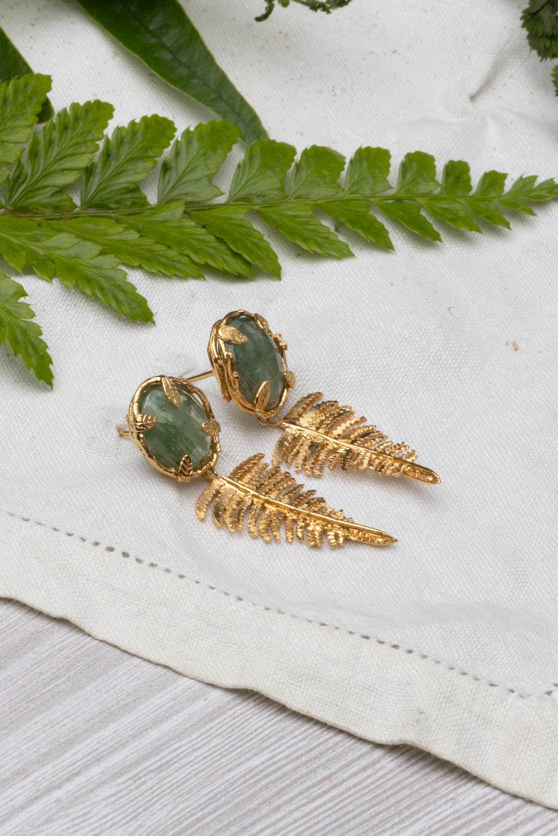 Amanda Coleman Jewelry – Großhandel Ohrhänger – Botanische Nest-Ohrringe mit Farnanhänger und Labradorit-, Rubin- oder Kyanit-Edelstein15