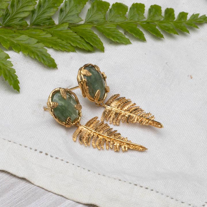 Amanda Coleman Jewelry – Großhandel Ohrhänger – Botanische Nest-Ohrringe mit Farnanhänger und Labradorit-, Rubin- oder Kyanit-Edelstein15