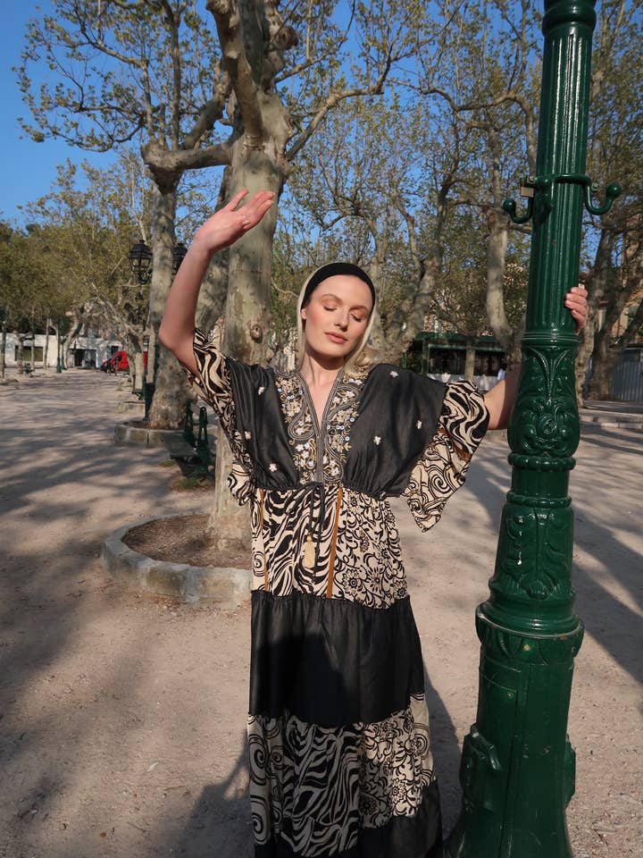 Vestido largo con estampado bordado y cuello en V de estilo bohemio para venta al por mayor de last queen