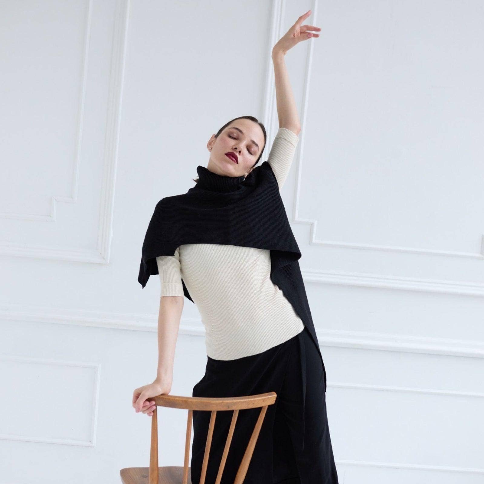 London Atelier Byproduct – wholesale Knitted jumper – Women′s – Black Knit Turtleneck Shawl3