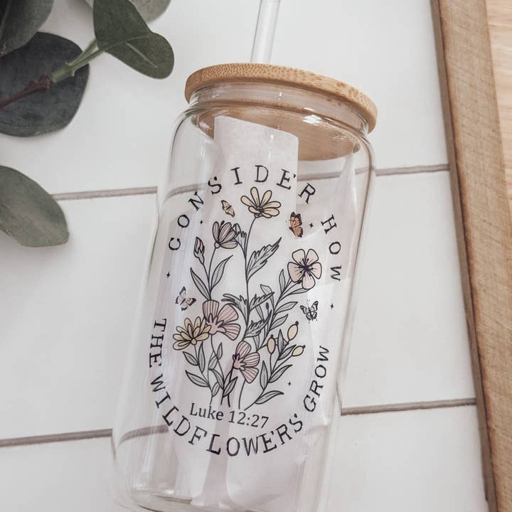 Emma K Designs - Wholesale Drinking Glass/Cup - Wildflowers Luke 12:27 16oz Glass Cup with Bamboo Lid
