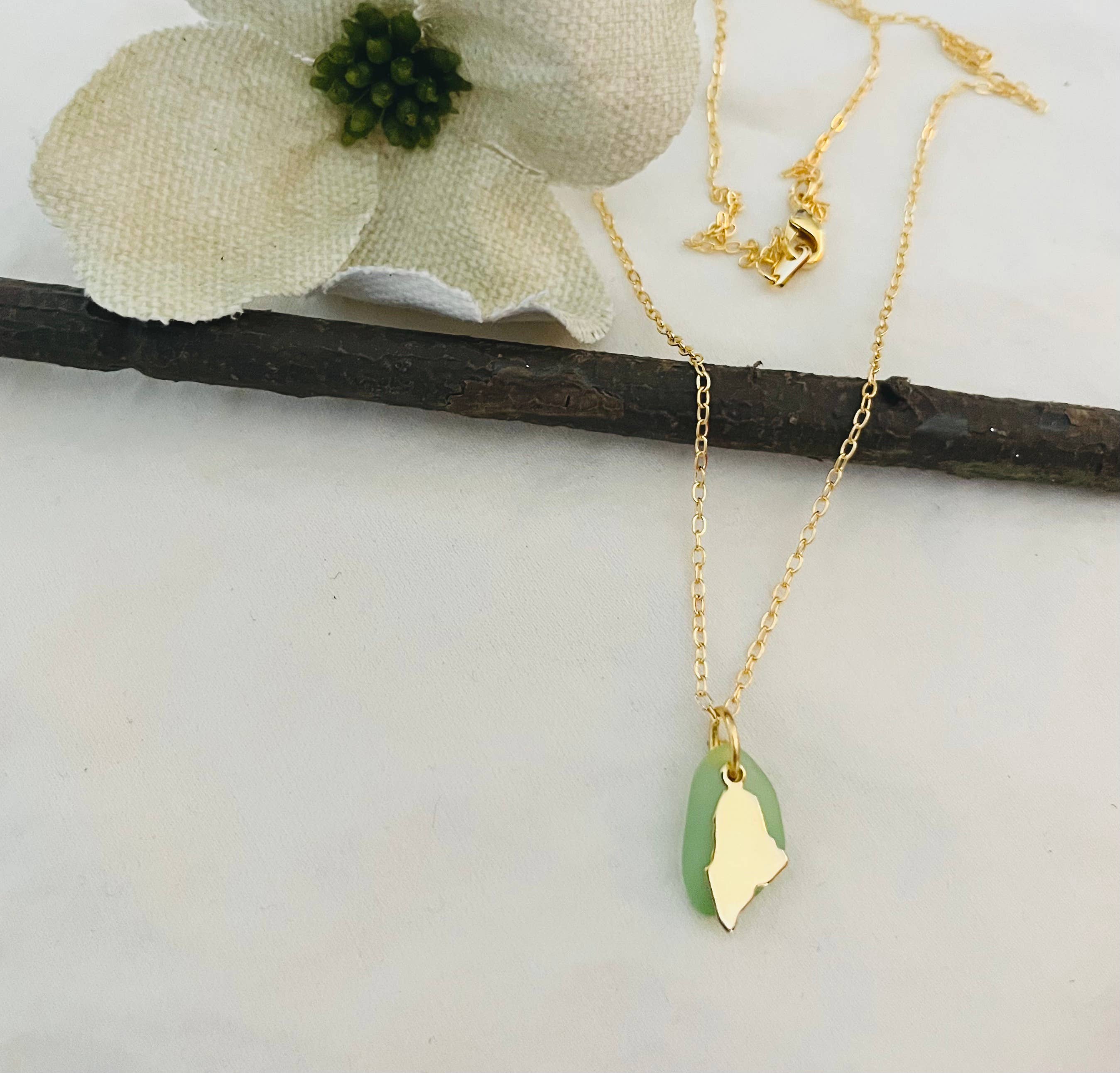 Liv Free Designs - Vente Colliers à pendentif - Collier en verre doré de la mer du Maine1