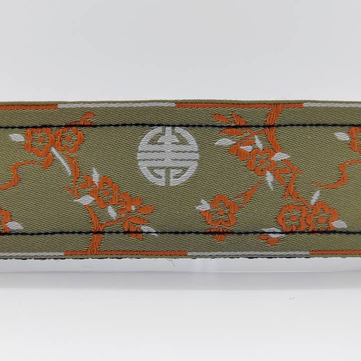 Orange och vita körsbär blommar på mjuk oliv bakgrund för wholesale av Collars for Kings