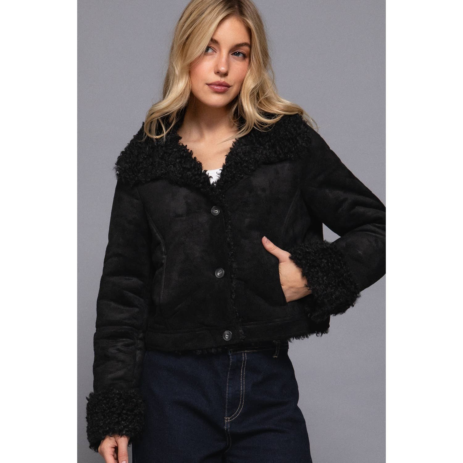 Style Up - Vente Veste – femme - VESTE COURTE EN DAIM PENNY LANE AVEC DÉTAILS EN FOURRURE INTÉRIEURE2