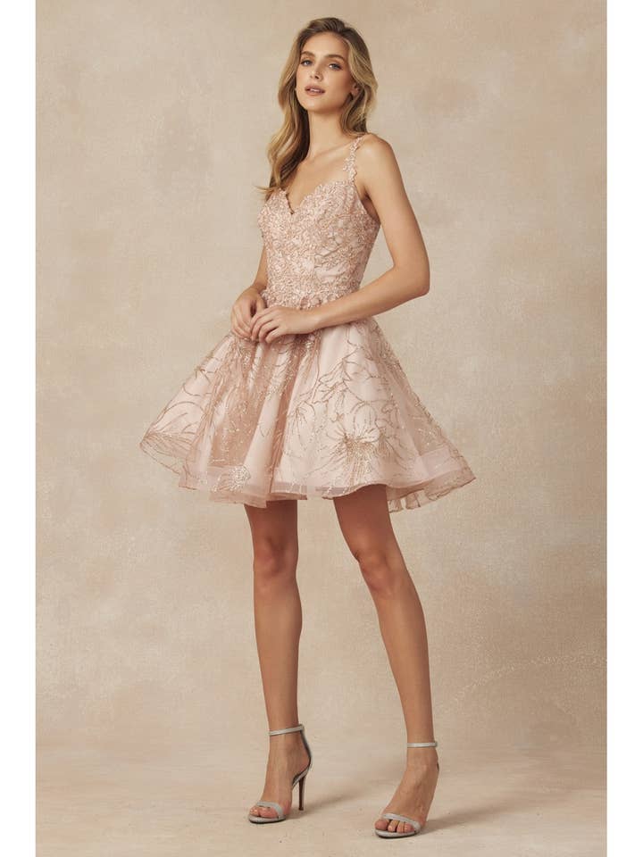 ROBE COURTE À MOTIFS TOURBILLONNANTS BRODÉS DORÉS pour la vente par Juliet