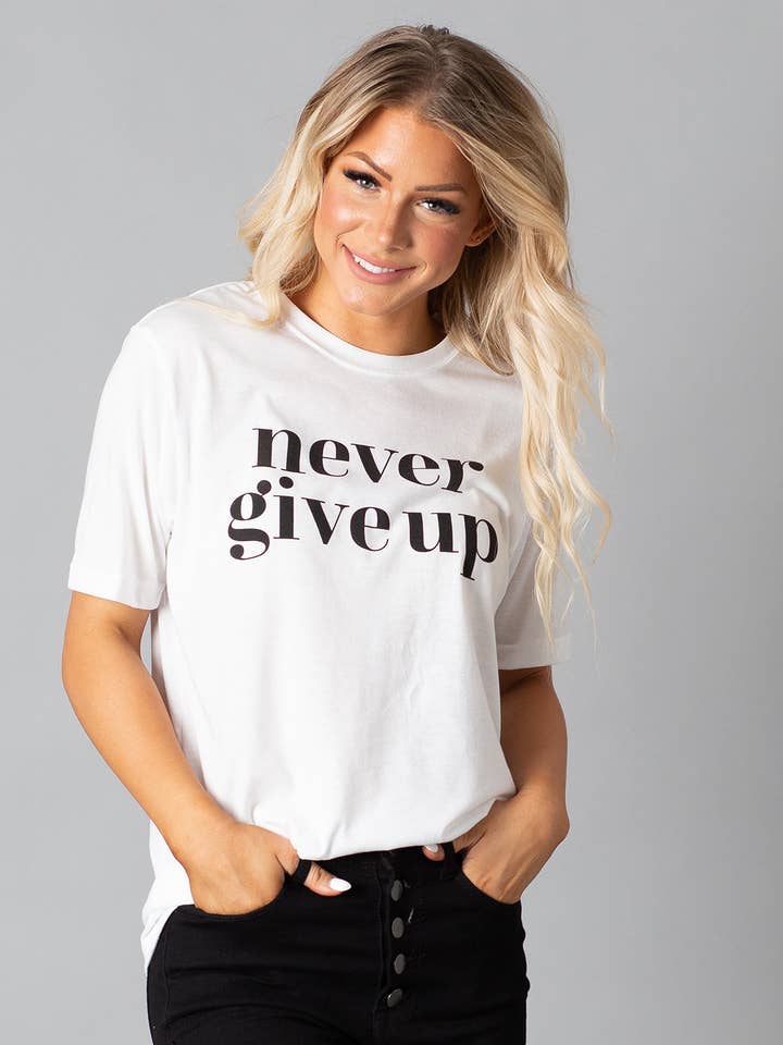 Camiseta Never Give Up | Blanca para venta al por mayor de Teresa Collins Studio