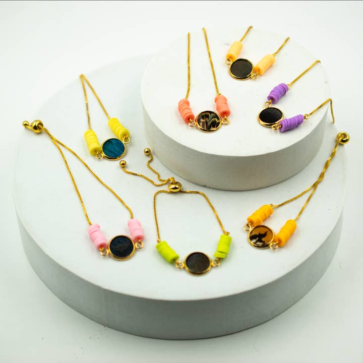 LOT VARIETY - Bracelet à pendentif en plumes - Perles colorées pour la vente par Monarch and Mariposa